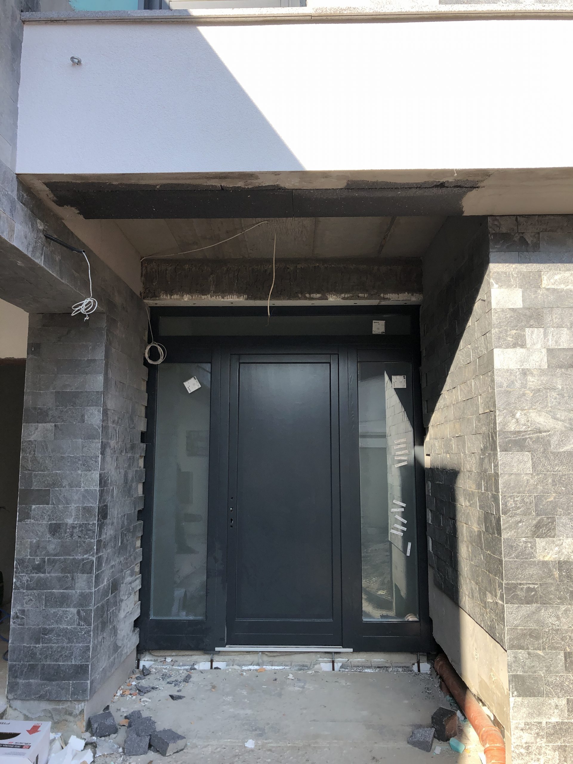 Ajtó sorolva fix ablakokkal