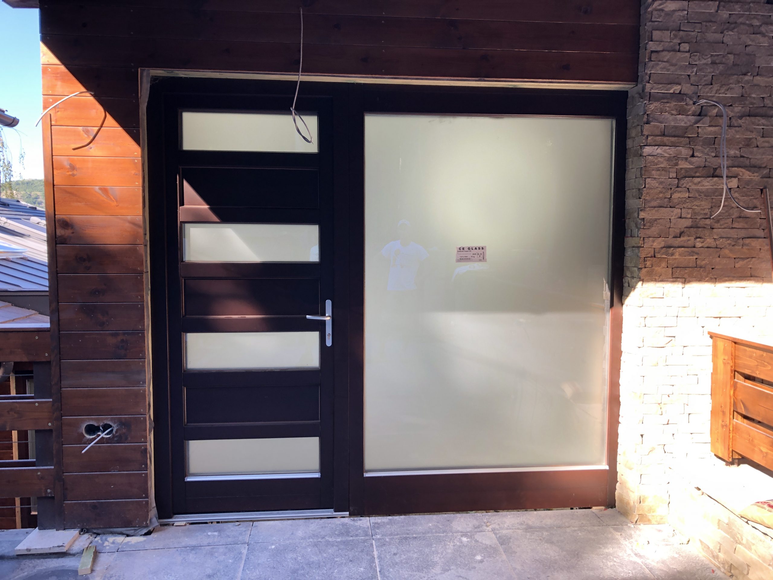 Ajtó sorolva fix ablakkal