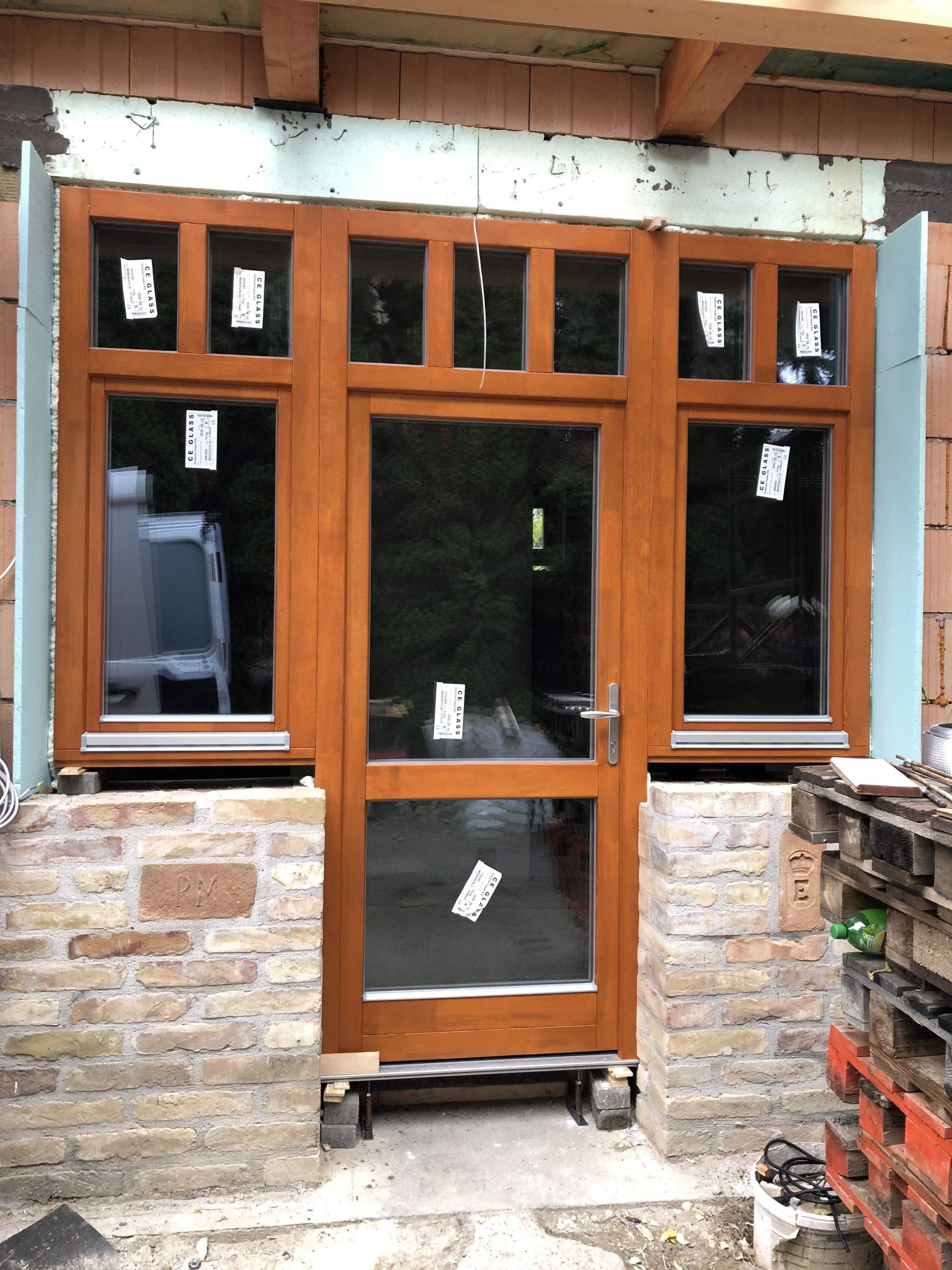 Ajtó sorolva ablakokkal